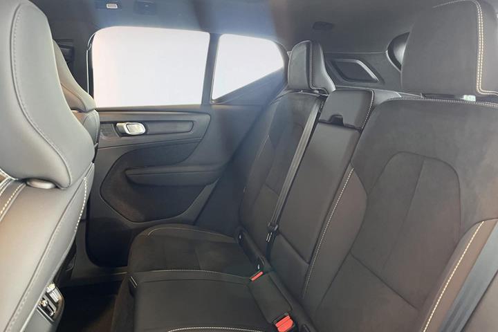 Blå Volvo EX40 fra 2025