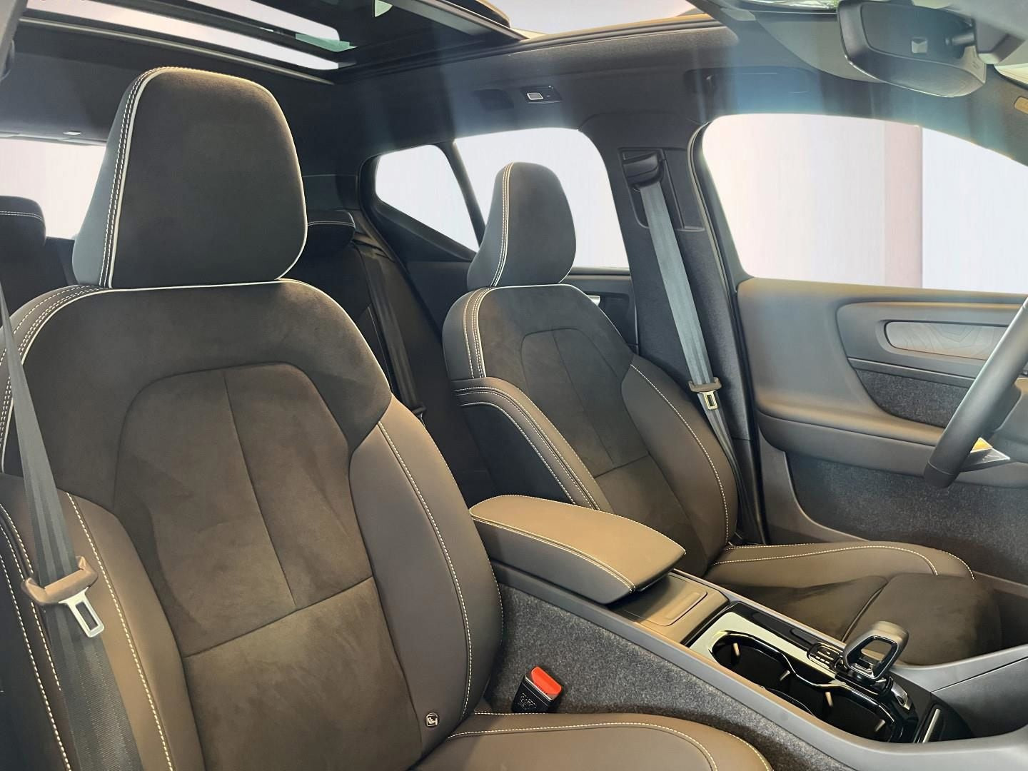 Blå Volvo EX40 fra 2025