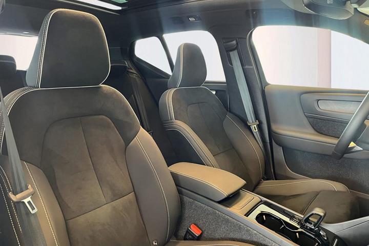 Blå Volvo EX40 fra 2025