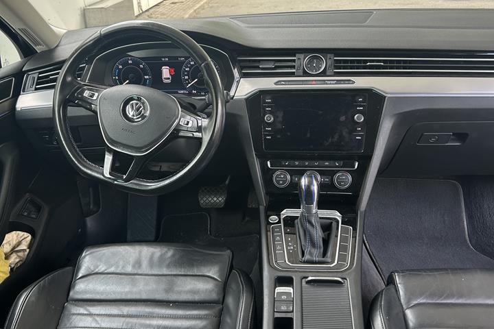 Grå VW Passat fra 2018