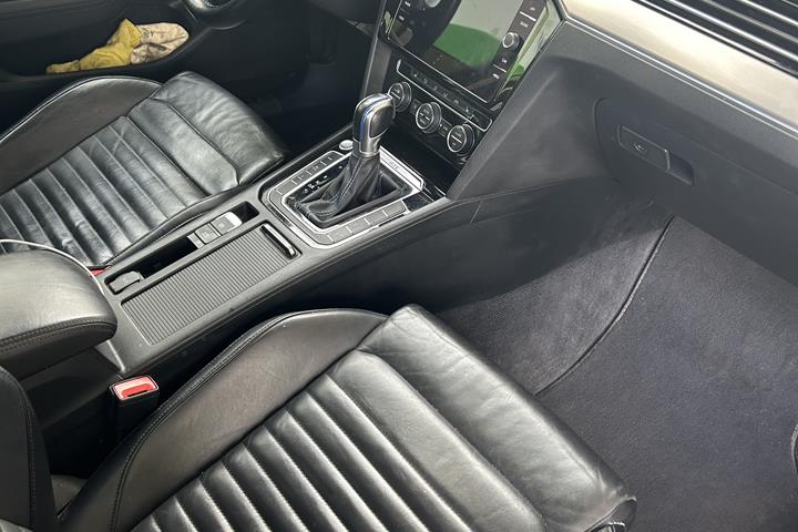 Grå VW Passat fra 2018