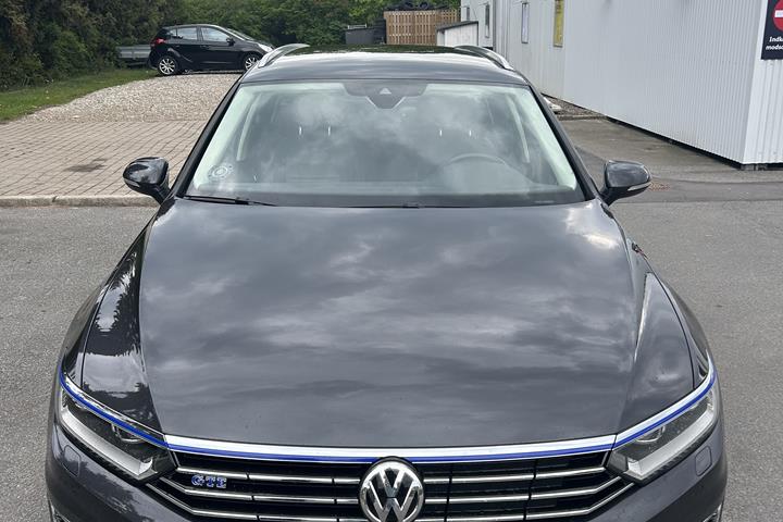 Grå VW Passat fra 2018
