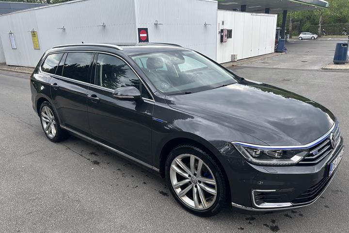 Grå VW Passat fra 2018
