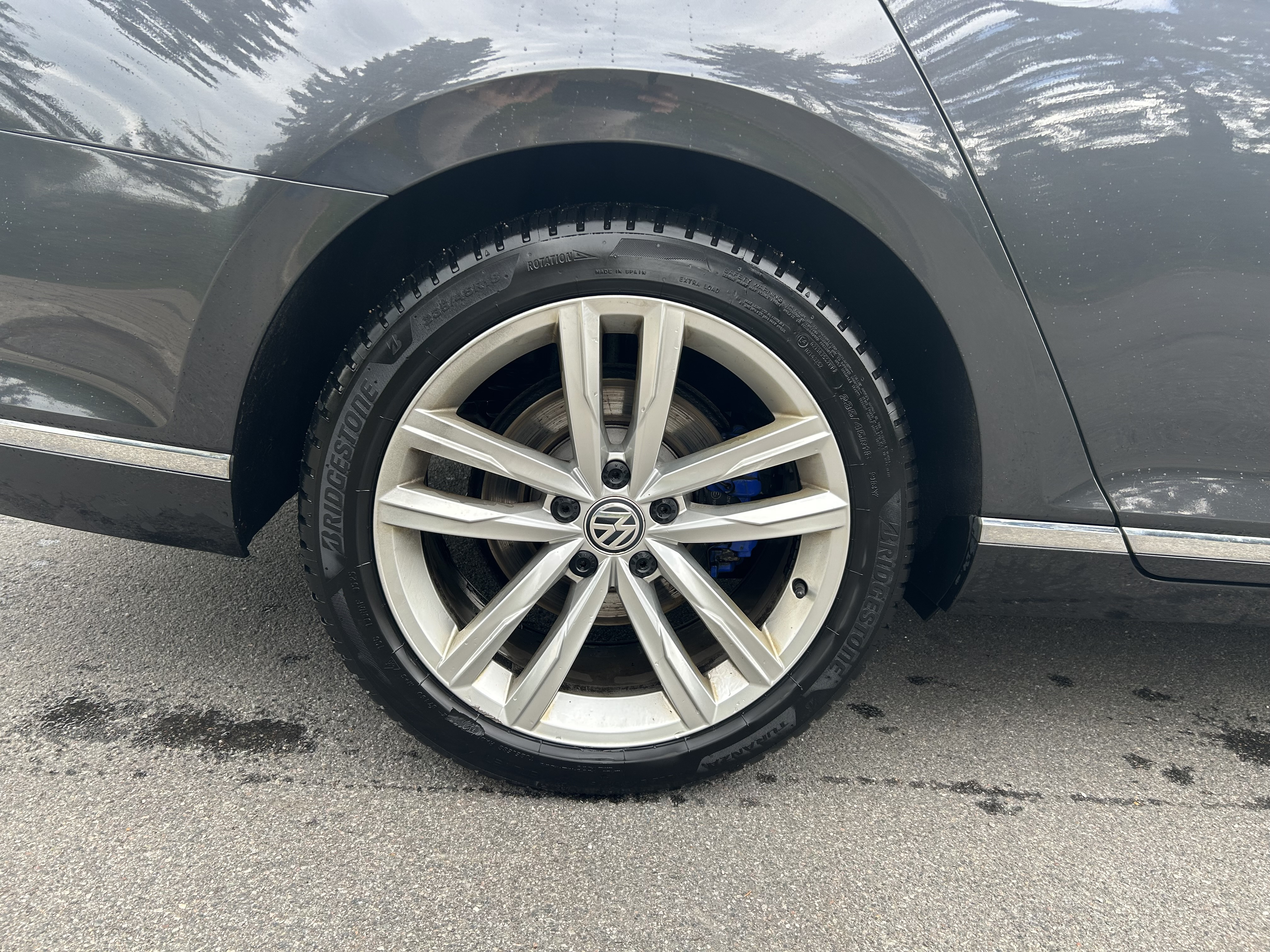Grå VW Passat fra 2018