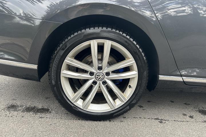 Grå VW Passat fra 2018