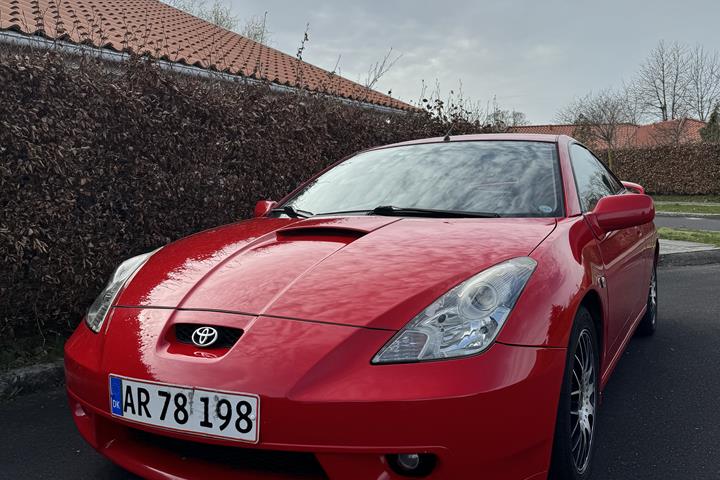 Rød Toyota Celica fra 2000