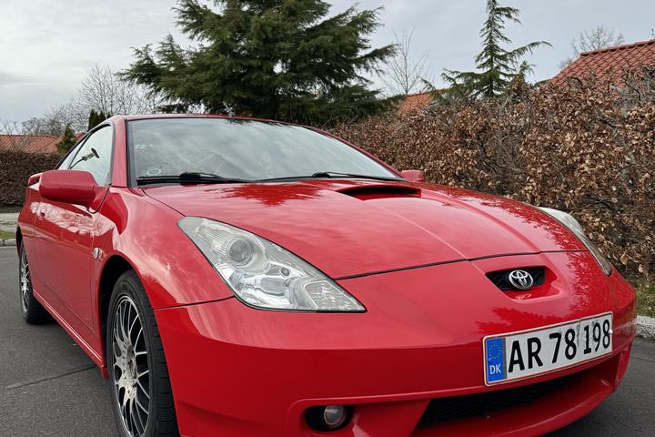 Rød Toyota Celica fra 2000