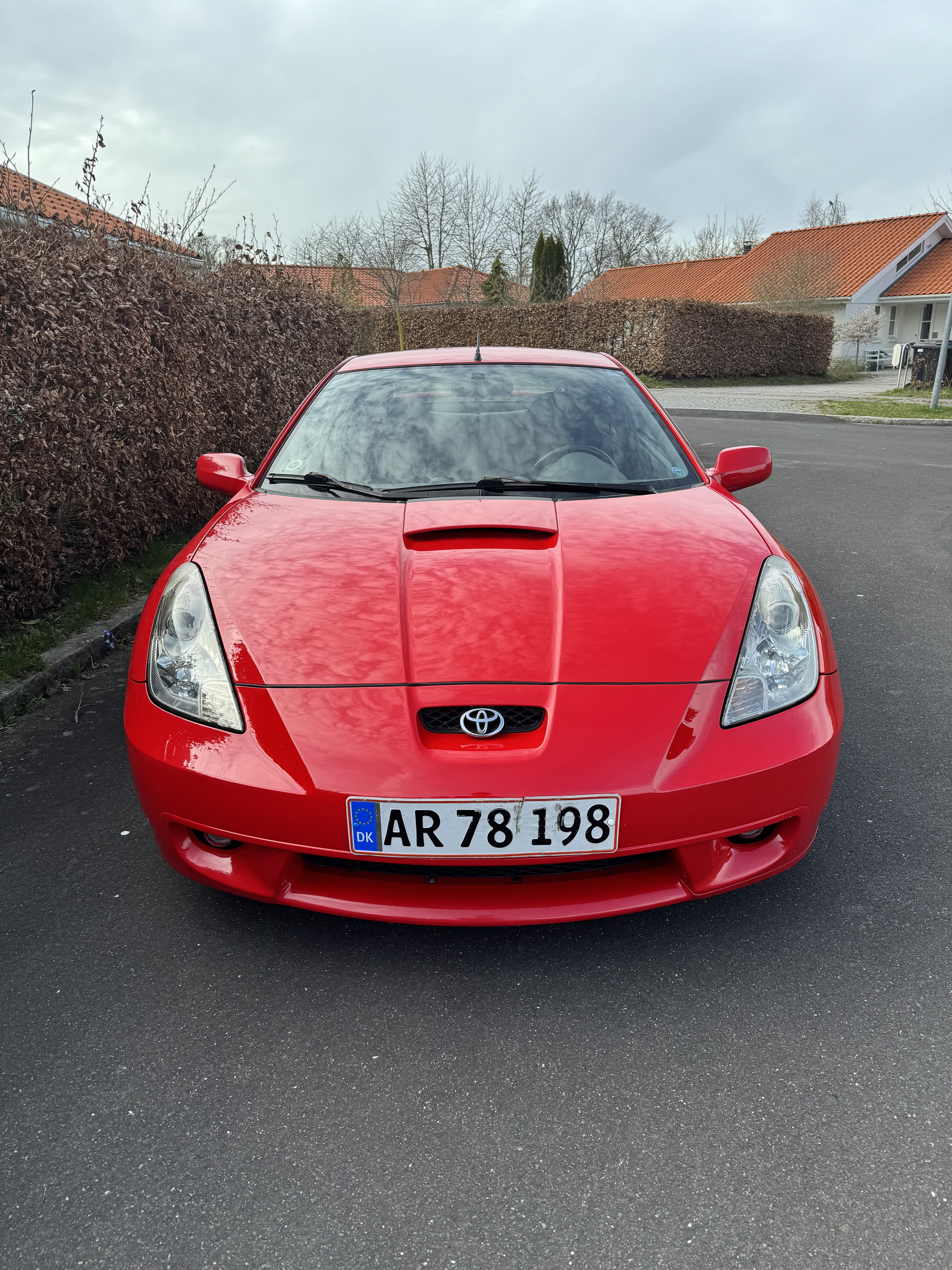 Rød Toyota Celica fra 2000