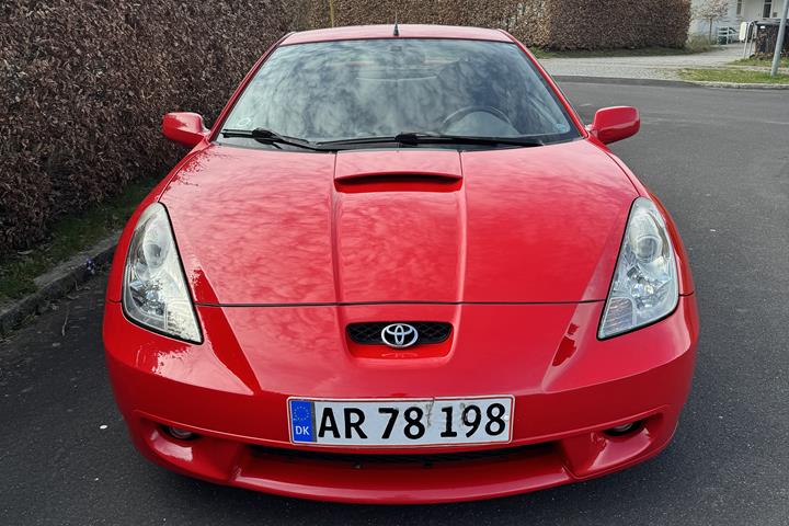 Rød Toyota Celica fra 2000