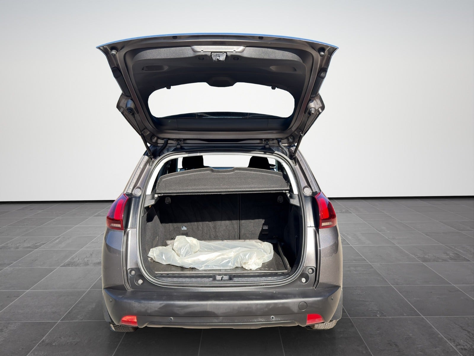 Grå Peugeot 2008 fra 2017