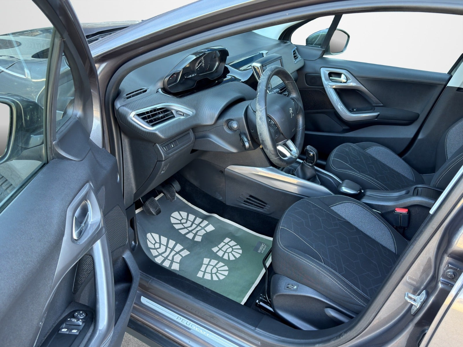 Grå Peugeot 2008 fra 2017