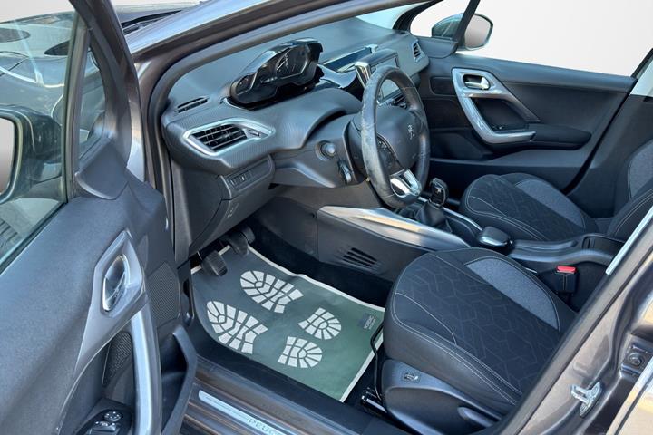 Grå Peugeot 2008 fra 2017