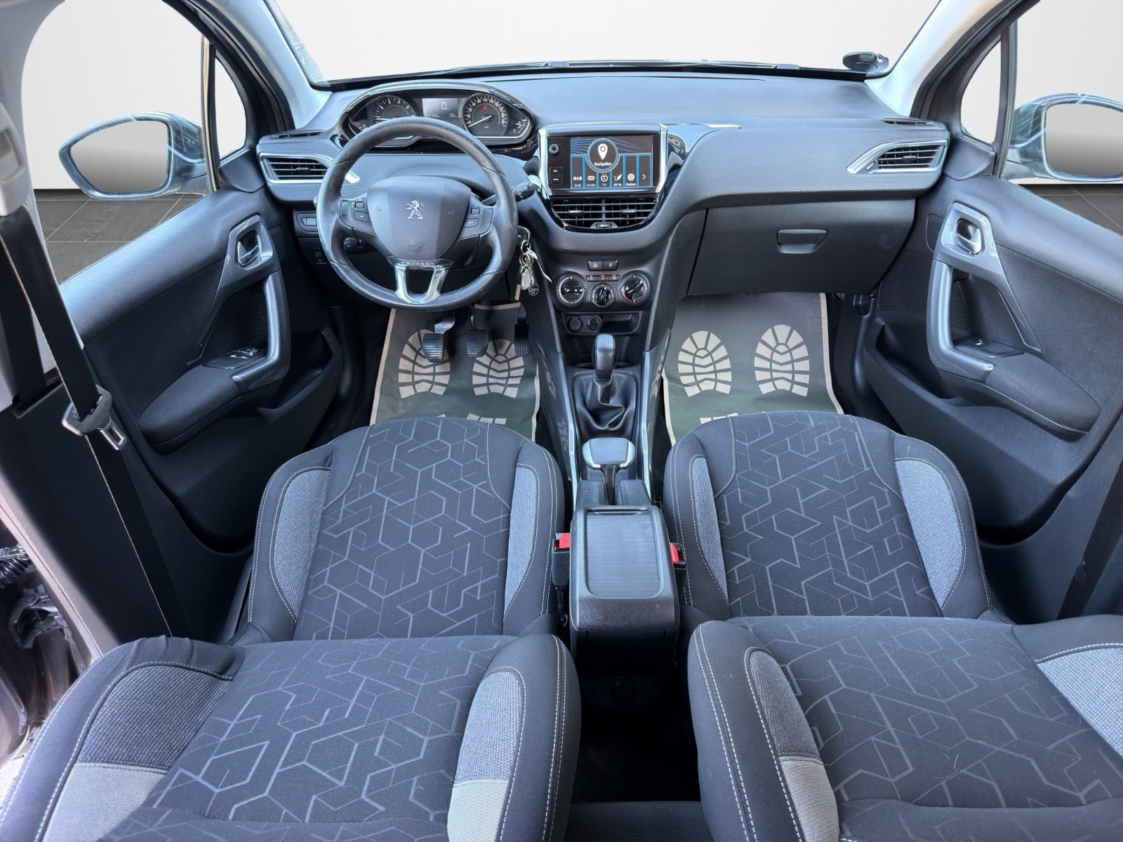 Grå Peugeot 2008 fra 2017