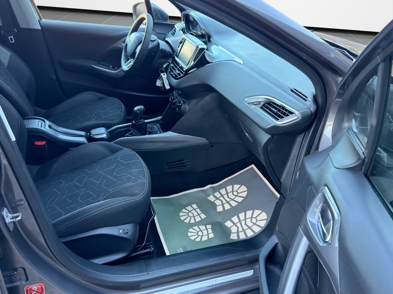 Grå Peugeot 2008 fra 2017