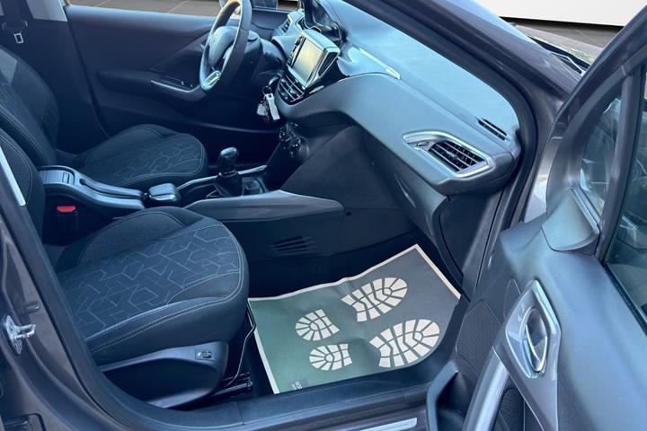 Grå Peugeot 2008 fra 2017