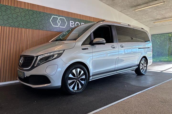 Sølv Mercedes EQV300 fra 2021 set udefra