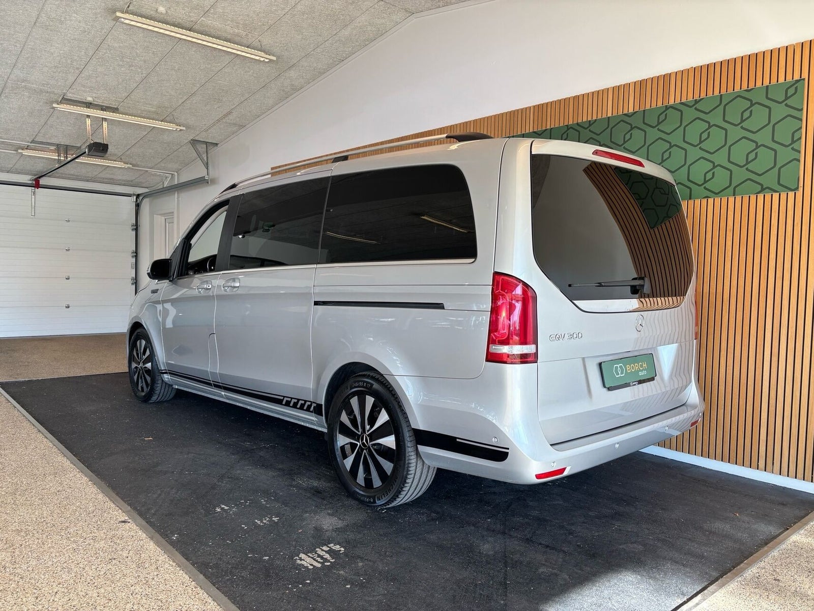 Sølv Mercedes EQV300 fra 2021