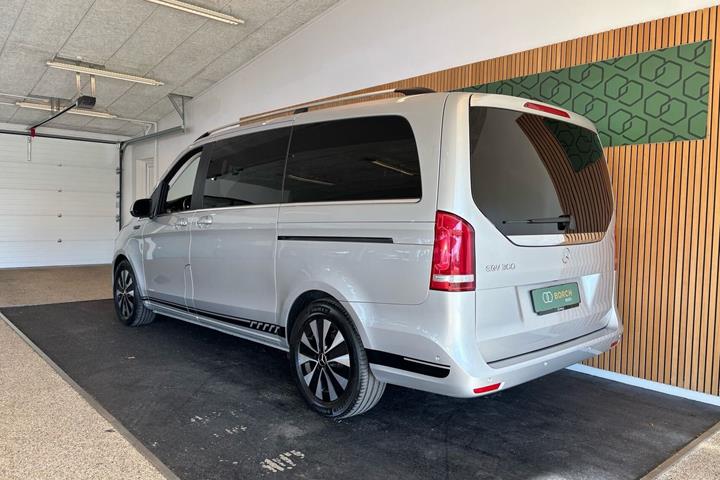 Sølv Mercedes EQV300 fra 2021