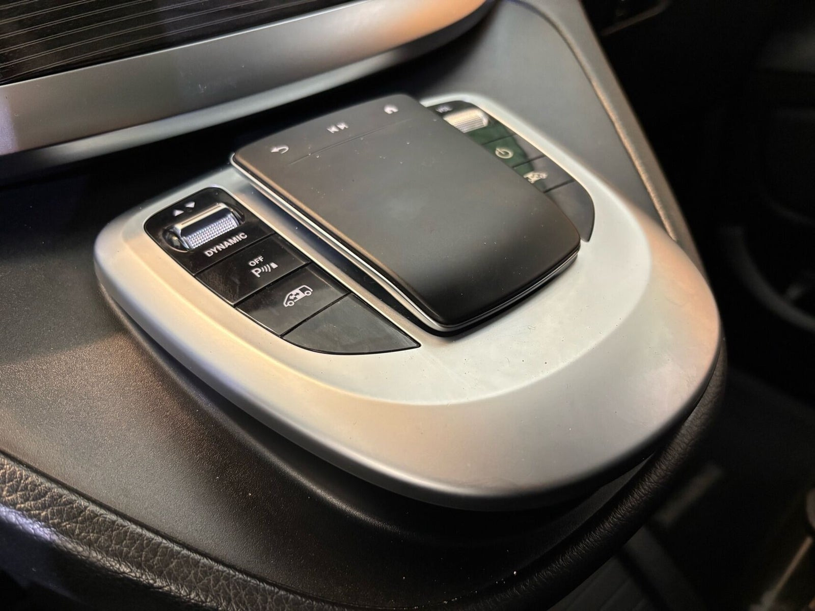 Sølv Mercedes EQV300 fra 2021