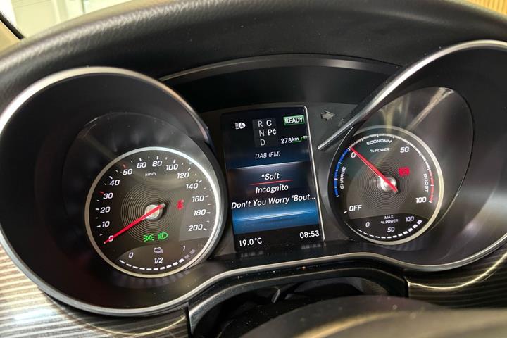 Sølv Mercedes EQV300 fra 2021
