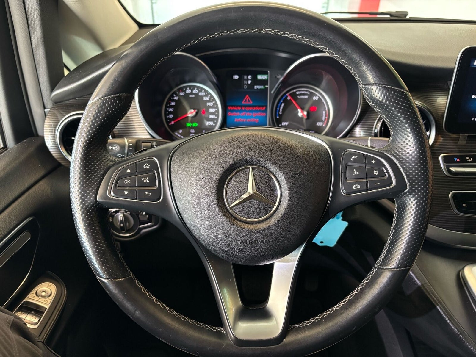 Sølv Mercedes EQV300 fra 2021