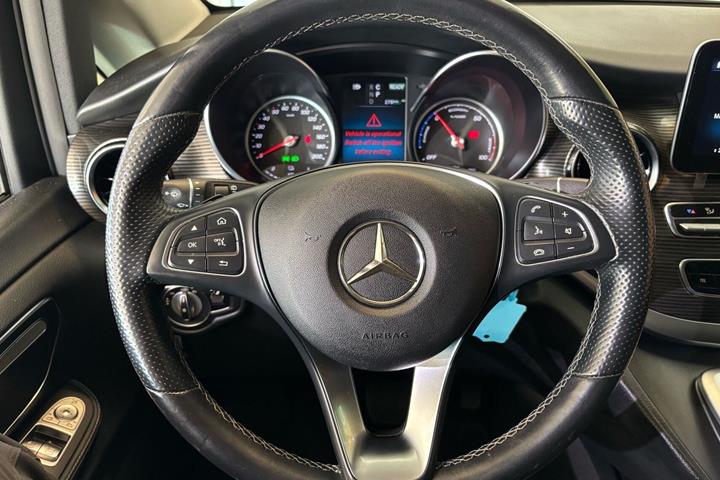 Sølv Mercedes EQV300 fra 2021