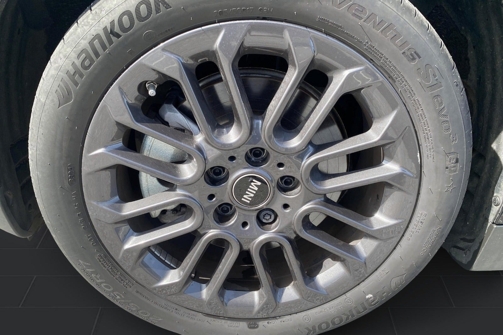 Sort Mini Cooper E fra 2025