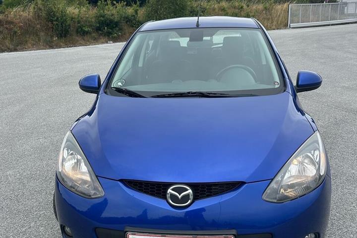 Blå Mazda 2 fra 2008