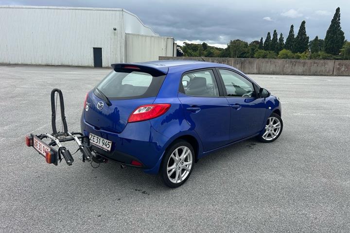 Blå Mazda 2 fra 2008