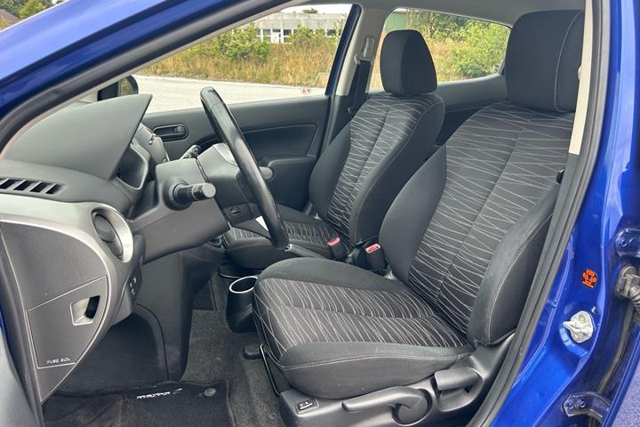 Blå Mazda 2 fra 2008