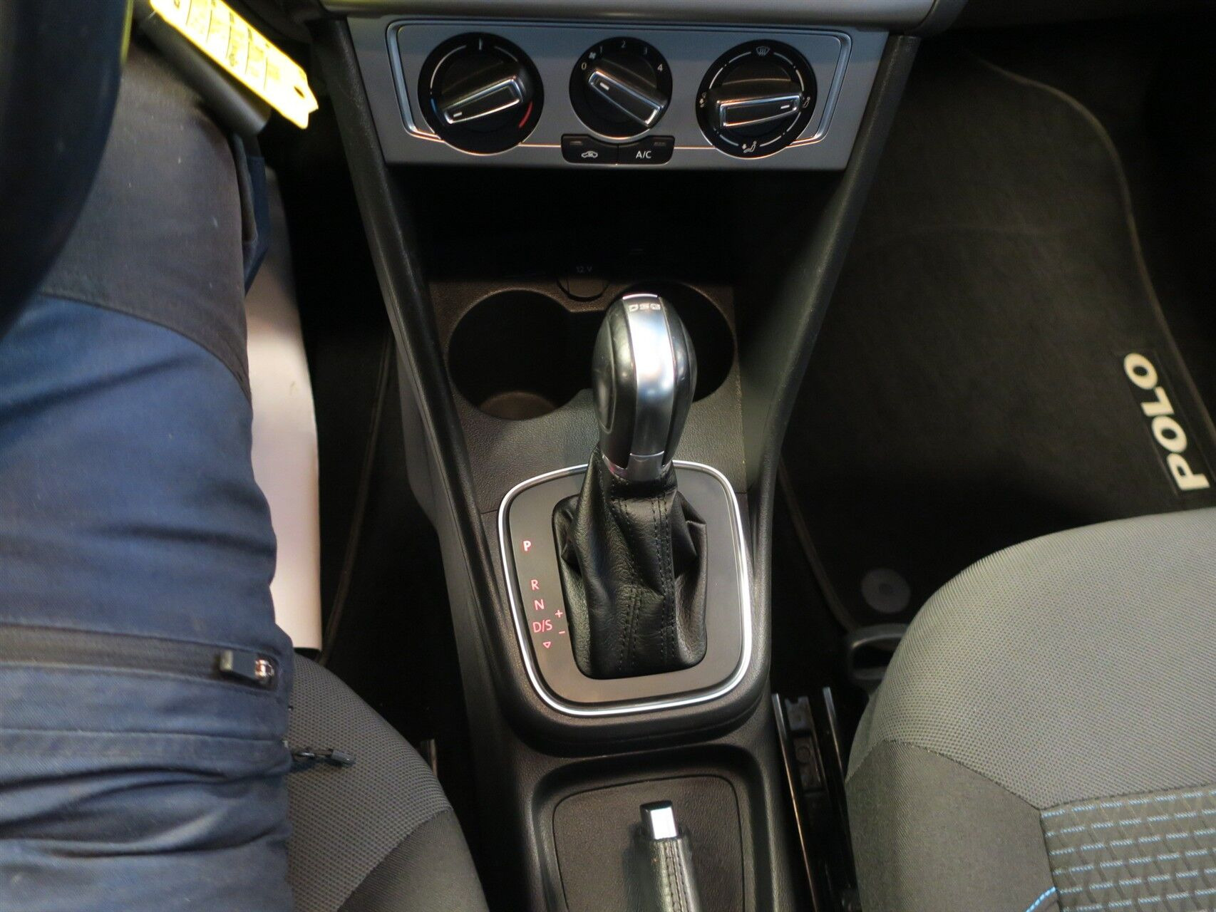 Blå VW Polo fra 2016