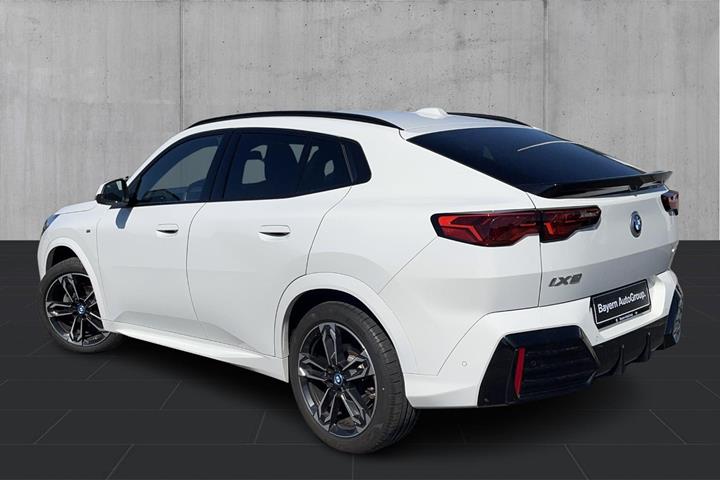Hvid BMW iX2 fra 2025
