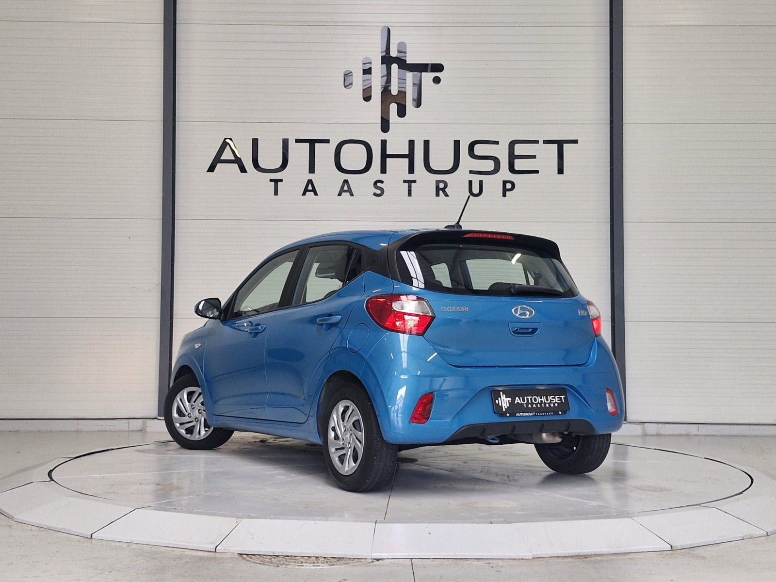 Blå Hyundai i10 fra 2023
