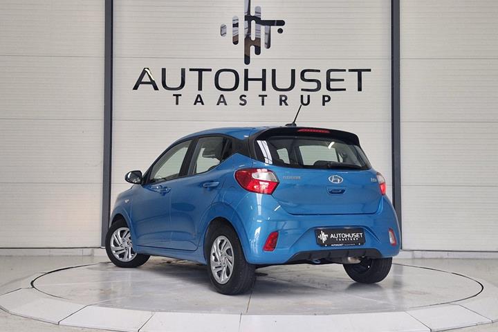 Blå Hyundai i10 fra 2023