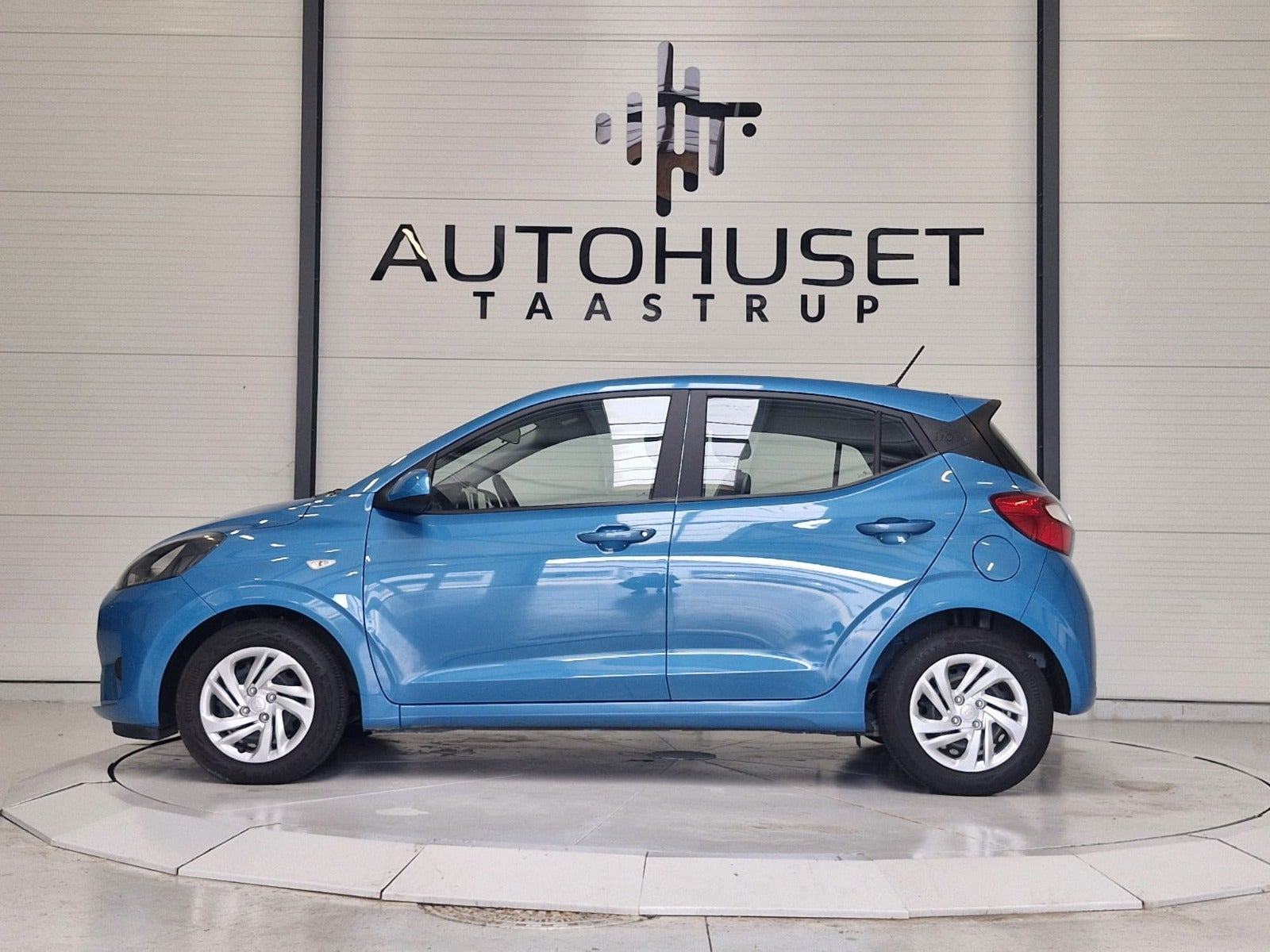 Blå Hyundai i10 fra 2023
