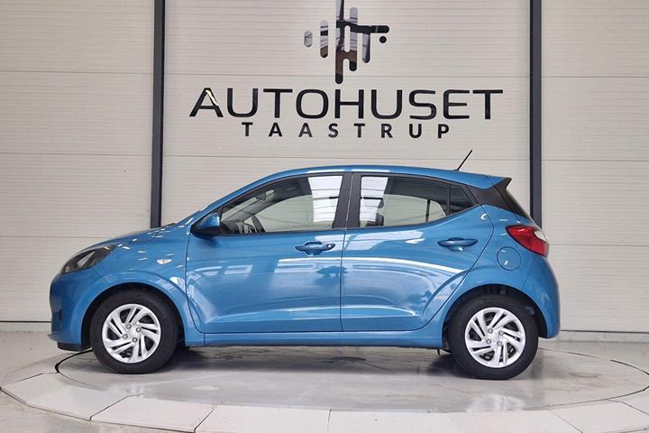 Blå Hyundai i10 fra 2023