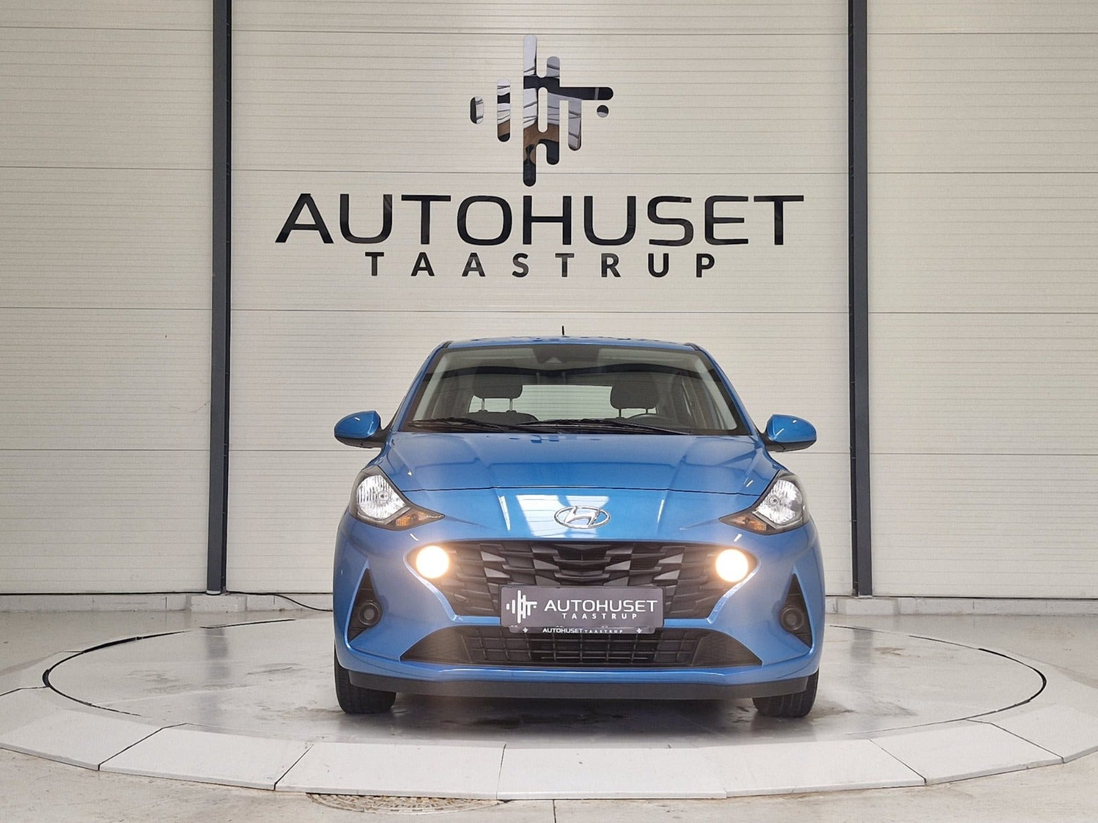 Blå Hyundai i10 fra 2023