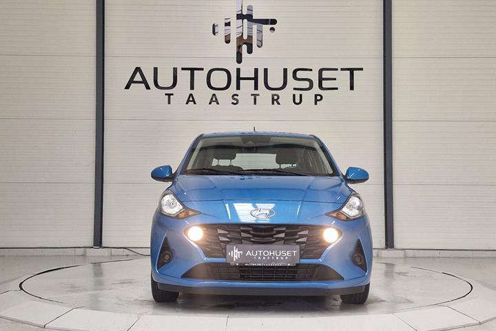 Blå Hyundai i10 fra 2023