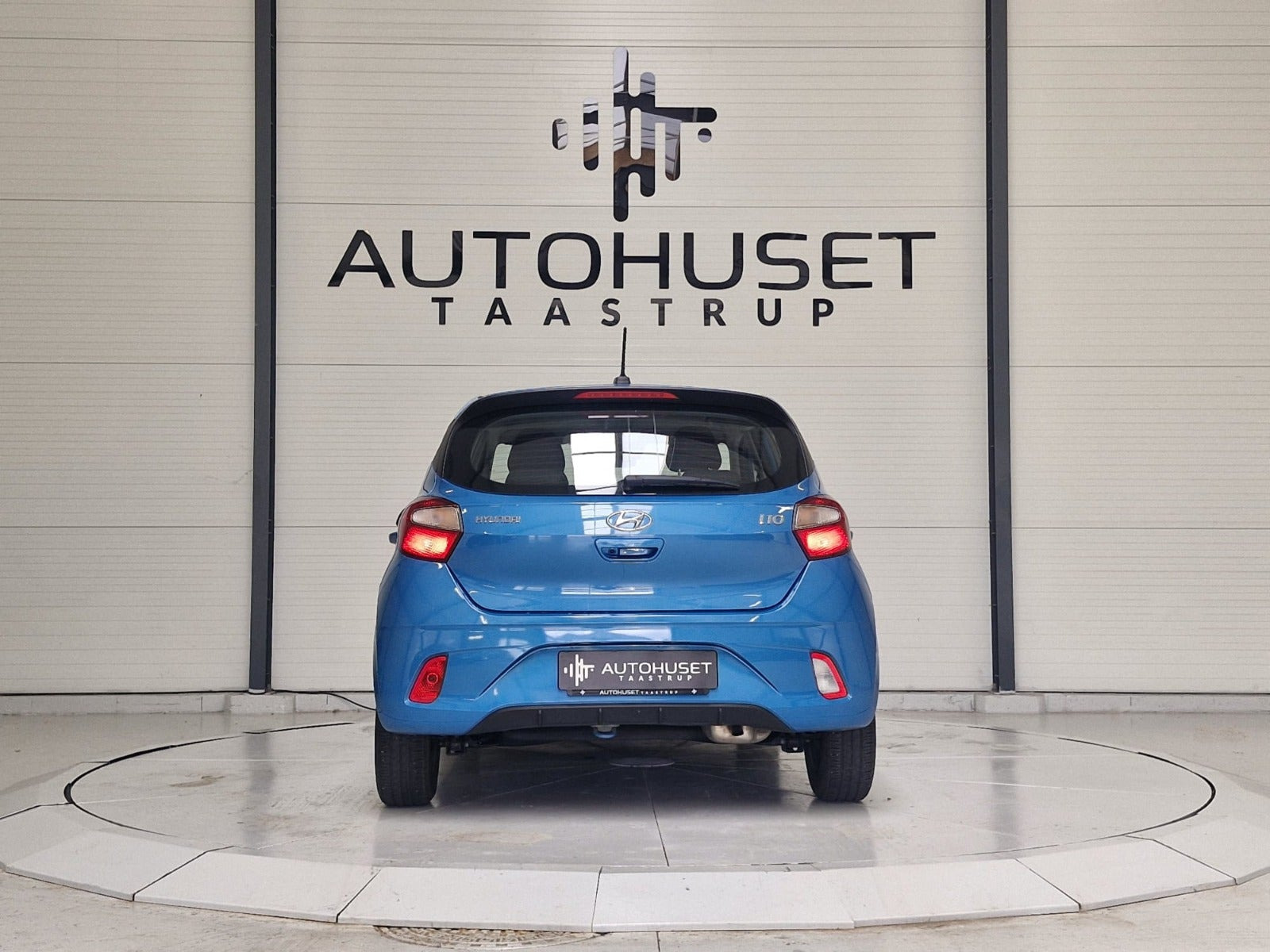 Blå Hyundai i10 fra 2023