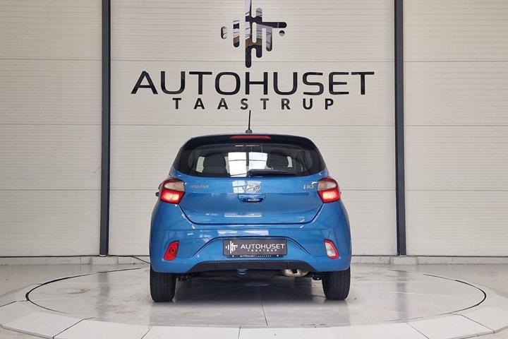 Blå Hyundai i10 fra 2023