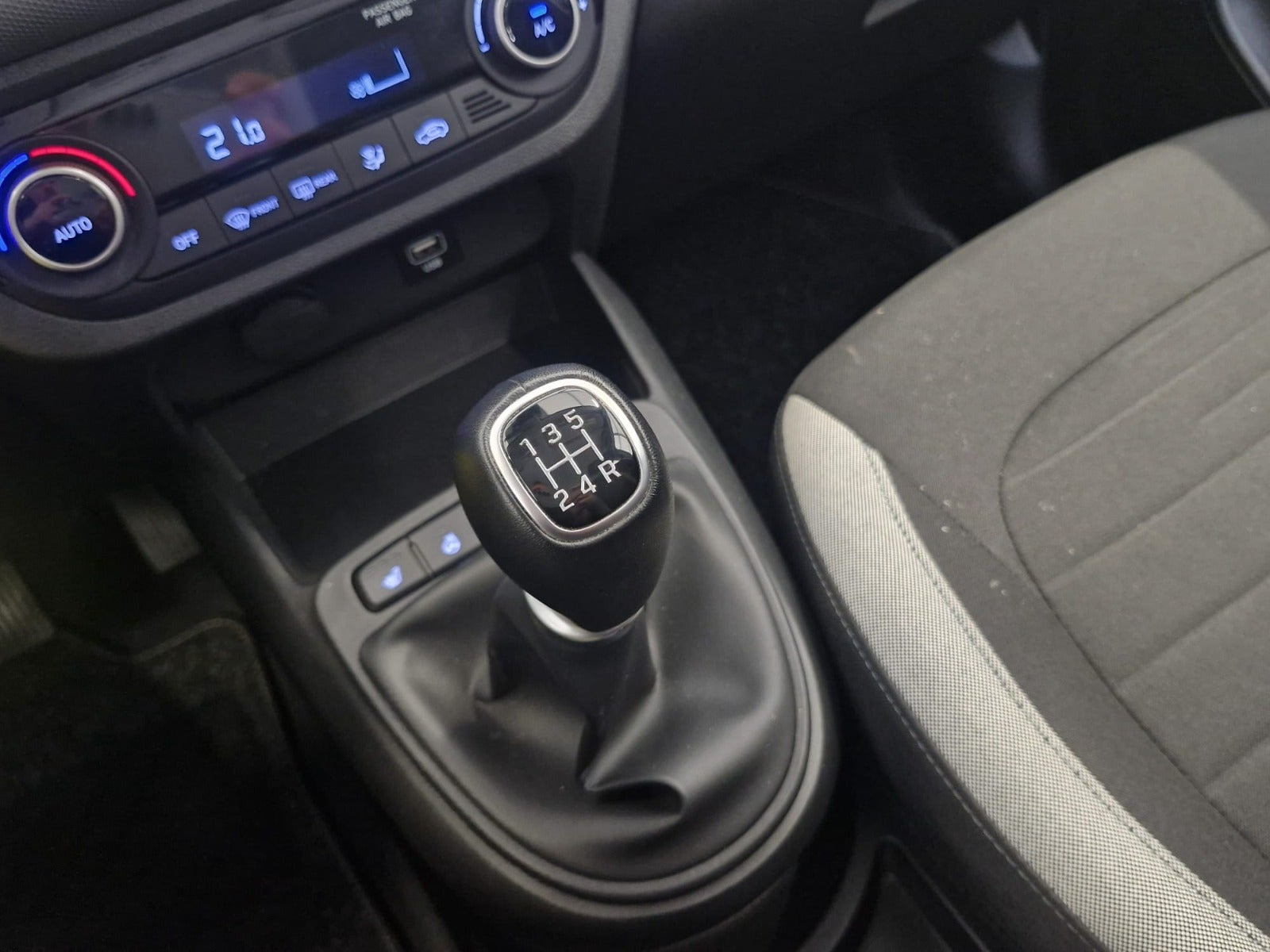 Blå Hyundai i10 fra 2023