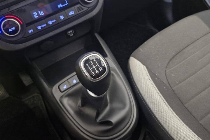 Blå Hyundai i10 fra 2023