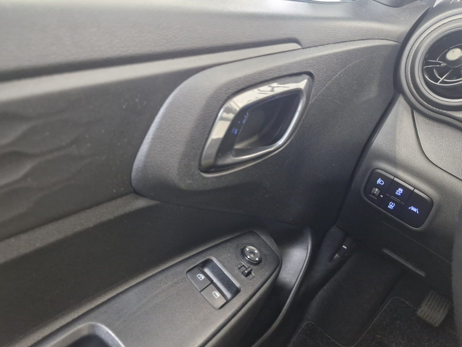 Blå Hyundai i10 fra 2023