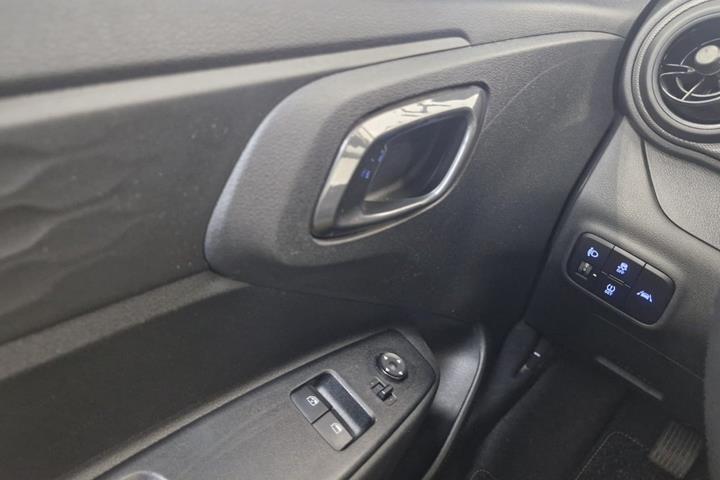 Blå Hyundai i10 fra 2023
