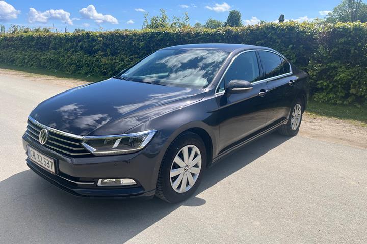 Grå VW Passat fra 2019 set udefra