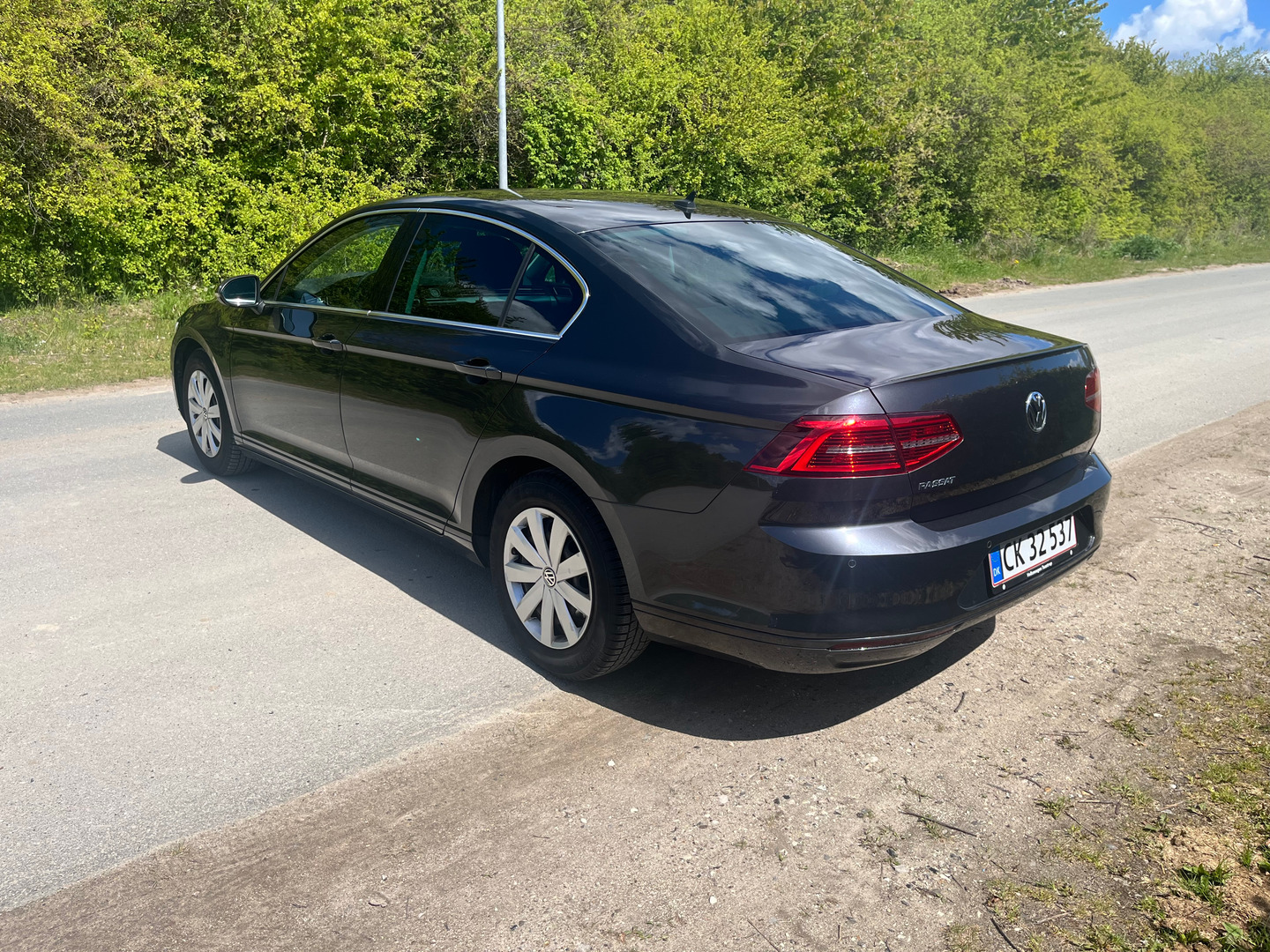 Grå VW Passat fra 2019