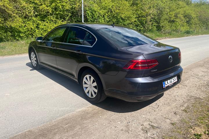 Grå VW Passat fra 2019