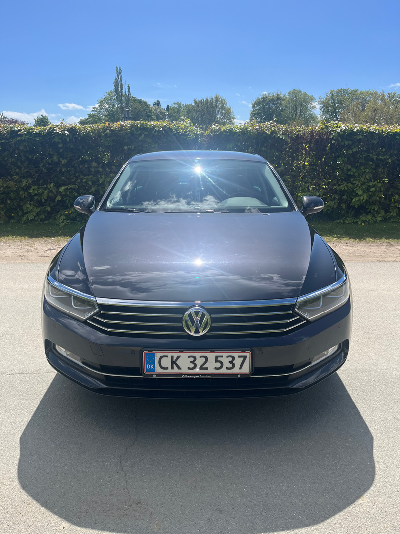 Grå VW Passat fra 2019