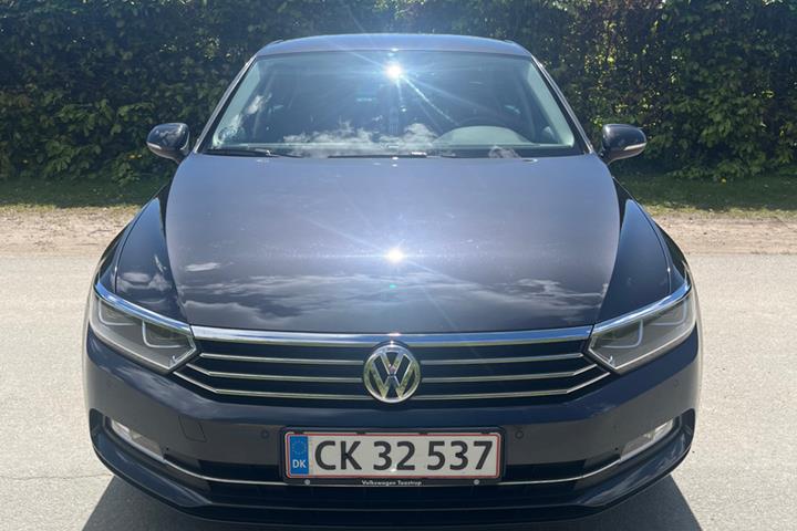 Grå VW Passat fra 2019
