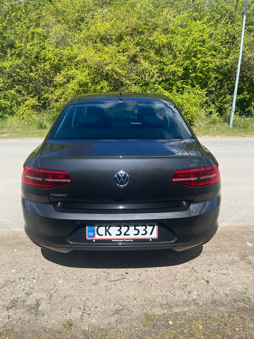 Grå VW Passat fra 2019